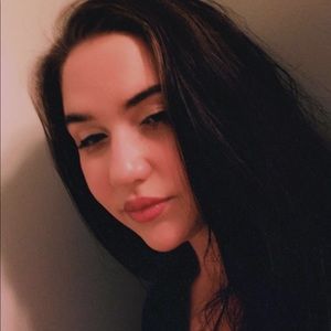 Meet your Posher, Chloe